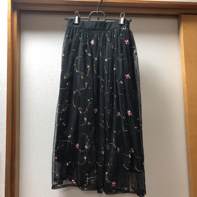 ARROW(アロー)の【タグ付未使用】黒の花柄 チュールロングスカート レディースのスカート(ロングスカート)の商品写真