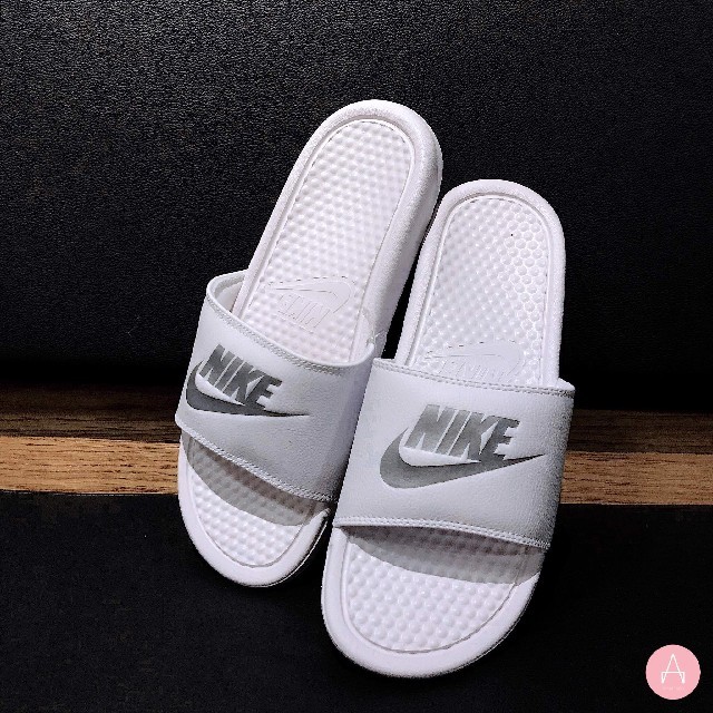 NIKE(ナイキ)の希少90sビッグロゴデザイン!ナイキベナッシ新品スライドサンダル人気白! メンズの靴/シューズ(サンダル)の商品写真