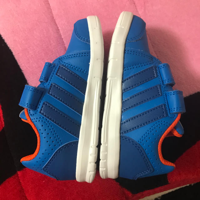 adidas(アディダス)のアディダス　キッズスニーカー　15センチ キッズ/ベビー/マタニティのキッズ靴/シューズ(15cm~)(スニーカー)の商品写真