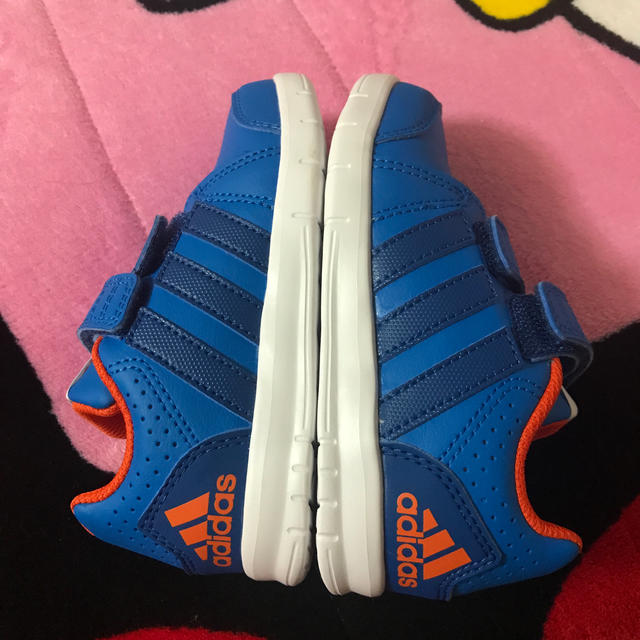 adidas(アディダス)のアディダス　キッズスニーカー　15センチ キッズ/ベビー/マタニティのキッズ靴/シューズ(15cm~)(スニーカー)の商品写真