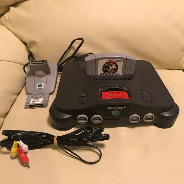 NINTENDO 64(ニンテンドウ64)の任天堂64 本体　カセット20こ　コントローラー4こ エンタメ/ホビーのゲームソフト/ゲーム機本体(家庭用ゲーム機本体)の商品写真