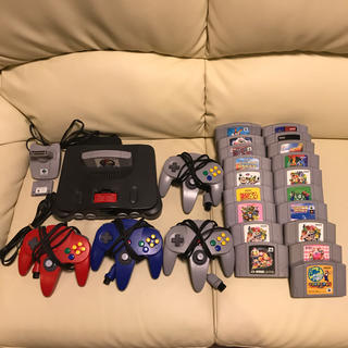 ニンテンドウ64(NINTENDO 64)の任天堂64 本体　カセット20こ　コントローラー4こ(家庭用ゲーム機本体)