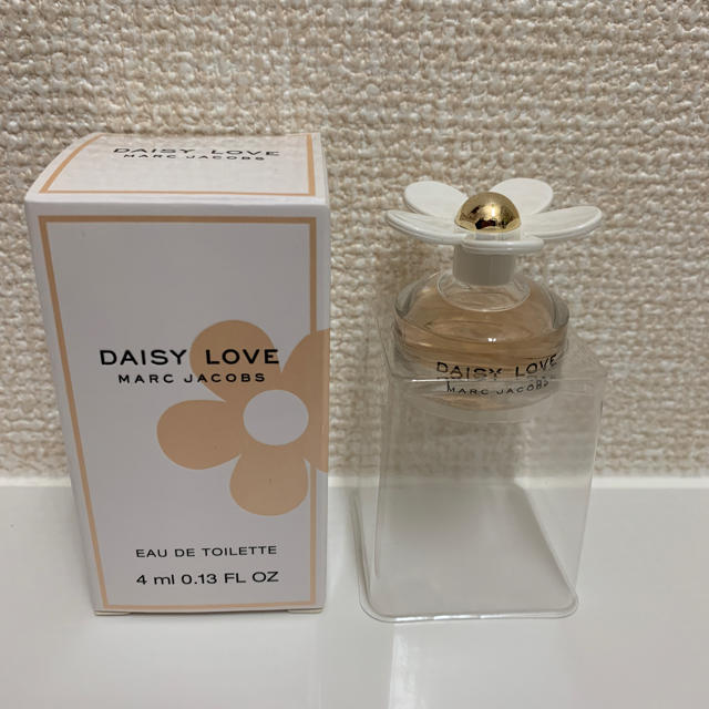 MARC JACOBS(マークジェイコブス)のMARC  JACOBS（DAISY  LOVE）ミニボトル コスメ/美容の香水(香水(女性用))の商品写真