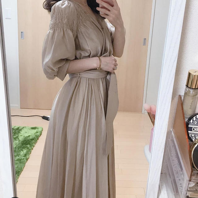 Her lip to airy volume sleeve dress