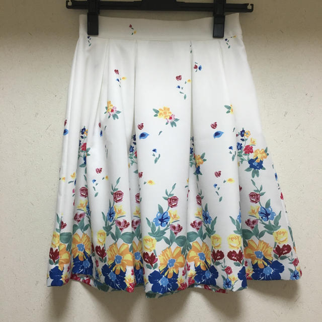 MERCURYDUO(マーキュリーデュオ)のパネルタックフラワーSK 新品未使用 レディースのスカート(ミニスカート)の商品写真