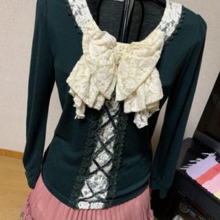 アクシーズファム(axes femme)のaxes femme 大きい薔薇とリボンのグリーントップス(カットソー(長袖/七分))