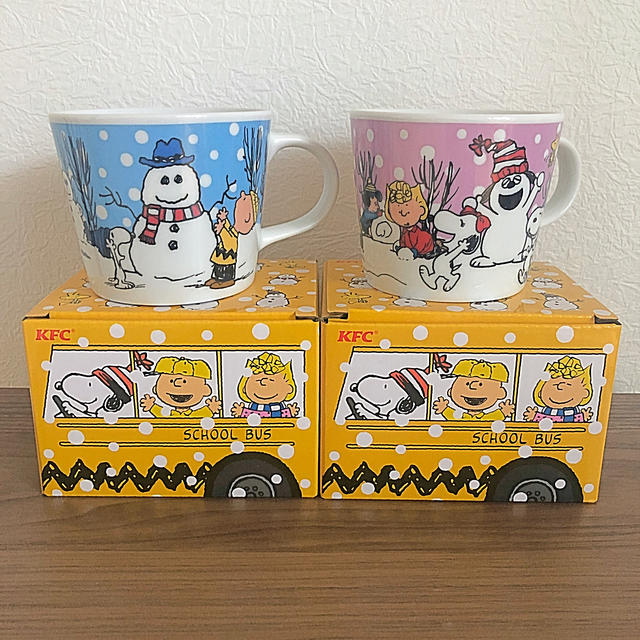 SNOOPY(スヌーピー)のSNOOPY  マグカップ2個セット　ピンクとブルー　新品未使用　箱付き インテリア/住まい/日用品のキッチン/食器(グラス/カップ)の商品写真