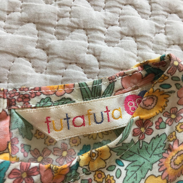 futafuta(フタフタ)のfutafuta 花柄トップス80 キッズ/ベビー/マタニティのベビー服(~85cm)(シャツ/カットソー)の商品写真