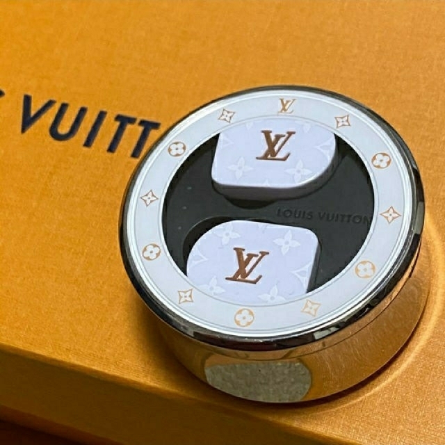 LOUIS VUITTON(ルイヴィトン)の☆ルイ・ヴィトンホワイト イヤホン☆ スマホ/家電/カメラのオーディオ機器(ヘッドフォン/イヤフォン)の商品写真