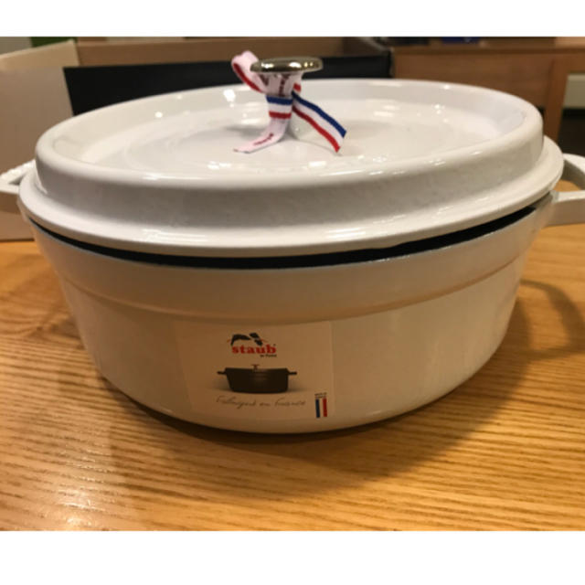 STAUB(ストウブ)のストウブ　ラウンドココット　シャロー　ホワイト26cm インテリア/住まい/日用品のキッチン/食器(鍋/フライパン)の商品写真