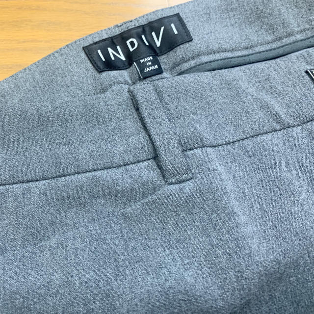 INDIVI(インディヴィ)のクロップドパンツ　グレー　INDIVI 5号 レディースのパンツ(クロップドパンツ)の商品写真