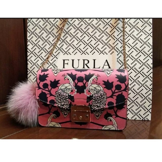 FURLA 孔雀柄のハンドバッグ