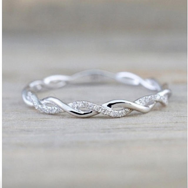 【プレゼントにオススメ❤️】シェイプダイヤ　ツイストリング　ダイヤ レディースのアクセサリー(リング(指輪))の商品写真