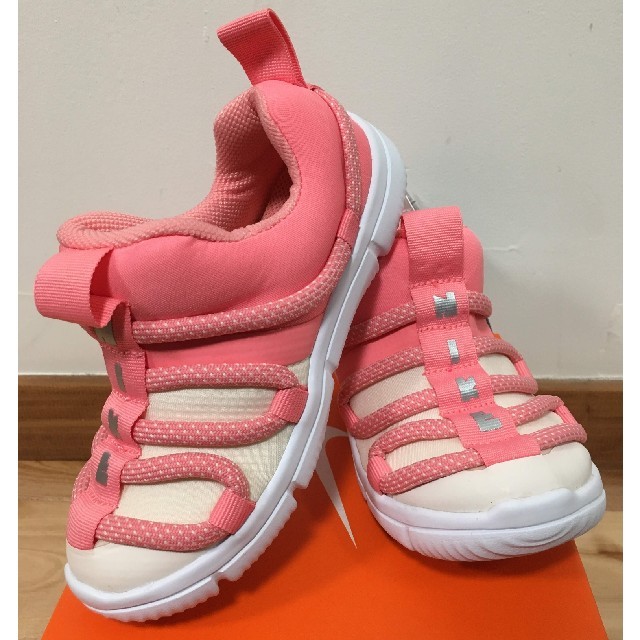 NIKE(ナイキ)の【新品】ナイキ ノーヴィス ノービス（ピンク:16.5〜17.5㎝） キッズ/ベビー/マタニティのキッズ靴/シューズ(15cm~)(スリッポン)の商品写真