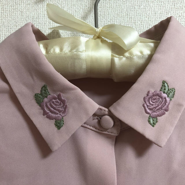 【値下げ】fintローズ刺繍ブラウス レディースのトップス(シャツ/ブラウス(長袖/七分))の商品写真