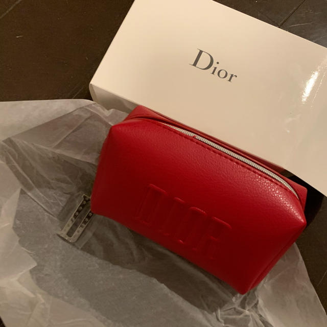 Dior(ディオール)のDior今期セットノベルティポーチ♡RED新品未使用 レディースのファッション小物(ポーチ)の商品写真