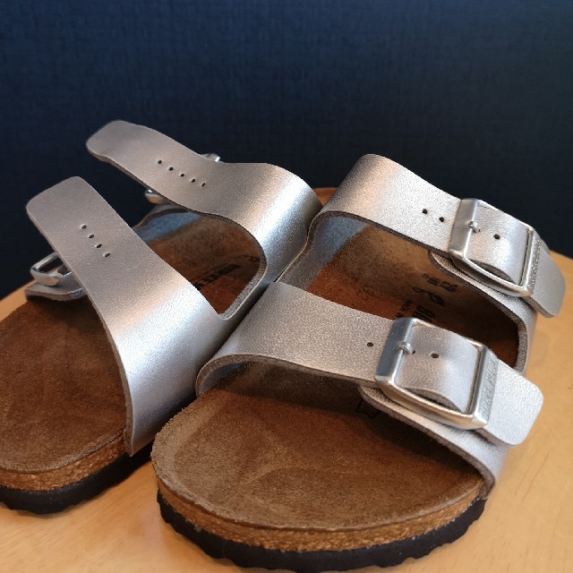 BIRKENSTOCK(ビルケンシュトック)のビルケンシュトック　アリゾナ　キッズ29　シルバー新品 キッズ/ベビー/マタニティのキッズ靴/シューズ(15cm~)(サンダル)の商品写真