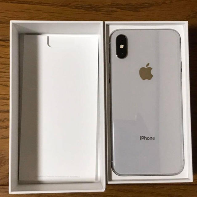 Apple(アップル)のiPhone X Silver 256 GB SIMフリー スマホ/家電/カメラのスマートフォン/携帯電話(スマートフォン本体)の商品写真