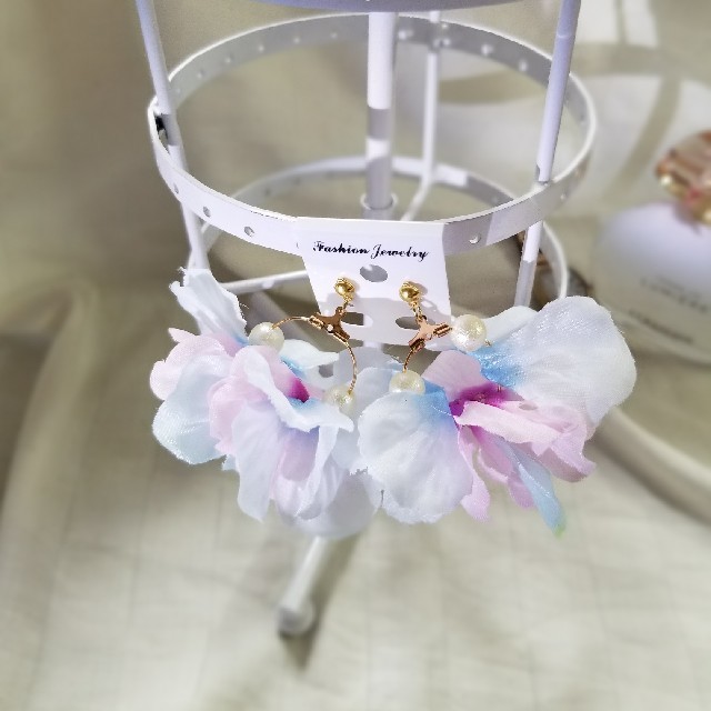 ふんわりフラワーピアス🌸ブルーピンク♥ ハンドメイドのアクセサリー(ピアス)の商品写真