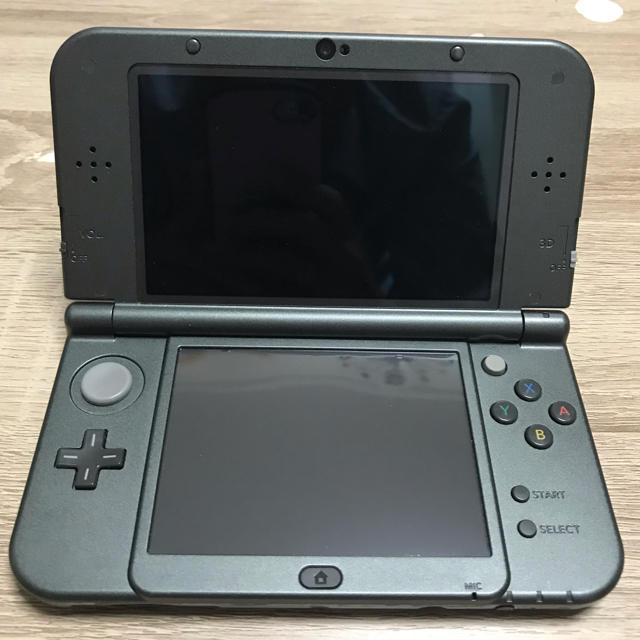 任天堂3DSLL new 　傷なし美品　ソフトおまけ 2