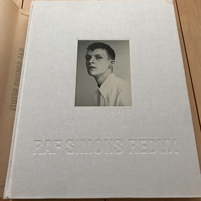 RAF SIMONS(ラフシモンズ)の【最終値下】【絶版】RAF SIMONS REDUX 10周年記念作品集 エンタメ/ホビーの本(ファッション/美容)の商品写真