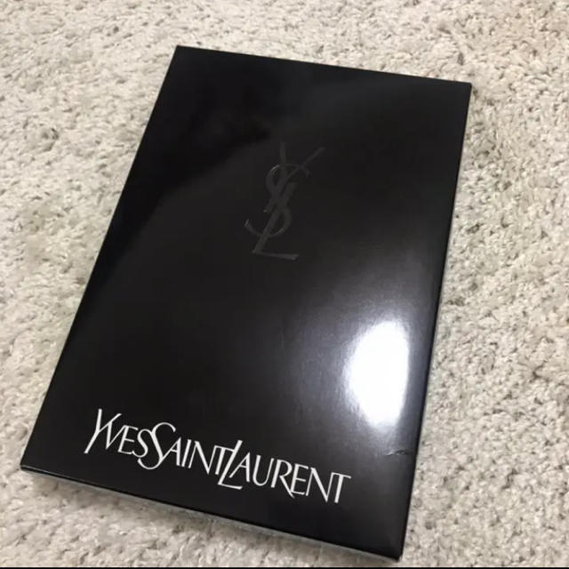 Yves Saint Laurent Beaute(イヴサンローランボーテ)の新品未使用 イブサンローラン タオル インテリア/住まい/日用品の日用品/生活雑貨/旅行(タオル/バス用品)の商品写真