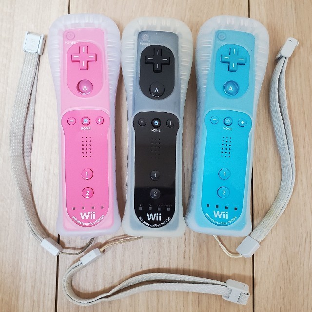Wii(ウィー)のWiiリモコンプラス　3本セット　水色、ピンク、黒 エンタメ/ホビーのゲームソフト/ゲーム機本体(家庭用ゲーム機本体)の商品写真