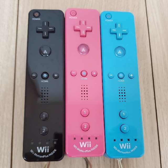 Wii(ウィー)のWiiリモコンプラス　3本セット　水色、ピンク、黒 エンタメ/ホビーのゲームソフト/ゲーム機本体(家庭用ゲーム機本体)の商品写真