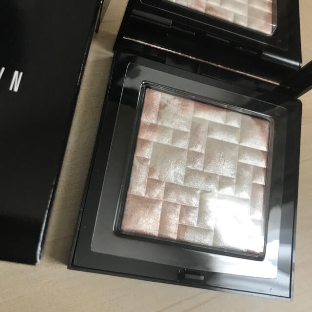 BOBBI BROWN(ボビイブラウン)のBOBBI BROWNボビイブラウンハイライティングパウダーピンクグロウ コスメ/美容のベースメイク/化粧品(フェイスカラー)の商品写真