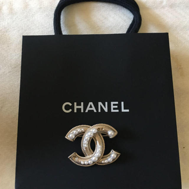 CHANEL(シャネル)のシャネルパールブローチ レディースのアクセサリー(ブローチ/コサージュ)の商品写真