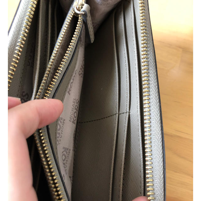 Michael Kors(マイケルコース)のマイケルコース  財布　長財布　ベージュ　グレー　グレージュ　正規品 レディースのファッション小物(財布)の商品写真