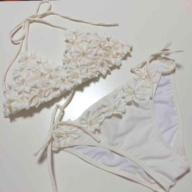 ラウレア♡フラワーコサージュ三角ビキニの通販 by 🍑|ラクマ ラウレア♡フラワーコサージュ三角ビキニの通販 by 🍑|ラクマ