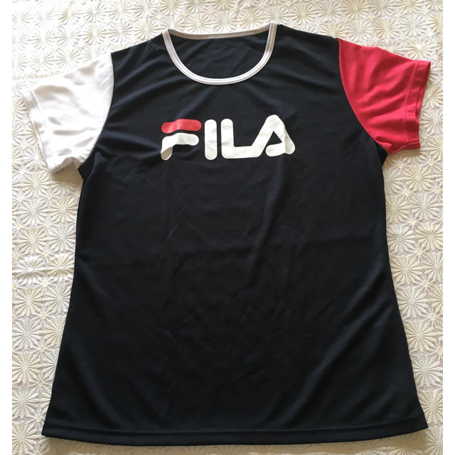 FILA(フィラ)のFILA Tシャツ　黒赤白　Mサイズ レディースのトップス(Tシャツ(半袖/袖なし))の商品写真