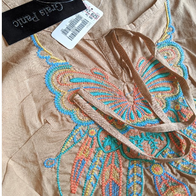 新品　刺繍半袖ブラウス レディースのトップス(シャツ/ブラウス(半袖/袖なし))の商品写真