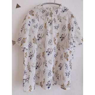 レイカズン(RayCassin)の【美品】レイカズン 小花柄シャツ(シャツ/ブラウス(半袖/袖なし))