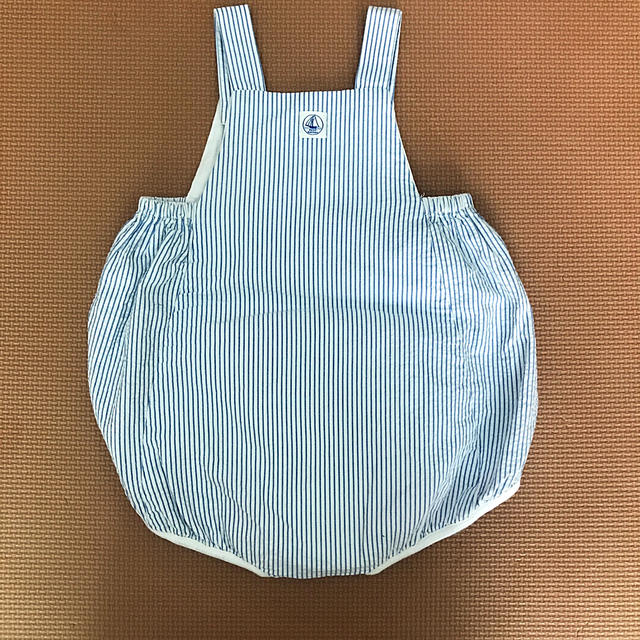 PETIT BATEAU(プチバトー)のプチバトー　サロペット  サッカーストライプ　6m キッズ/ベビー/マタニティのベビー服(~85cm)(ロンパース)の商品写真