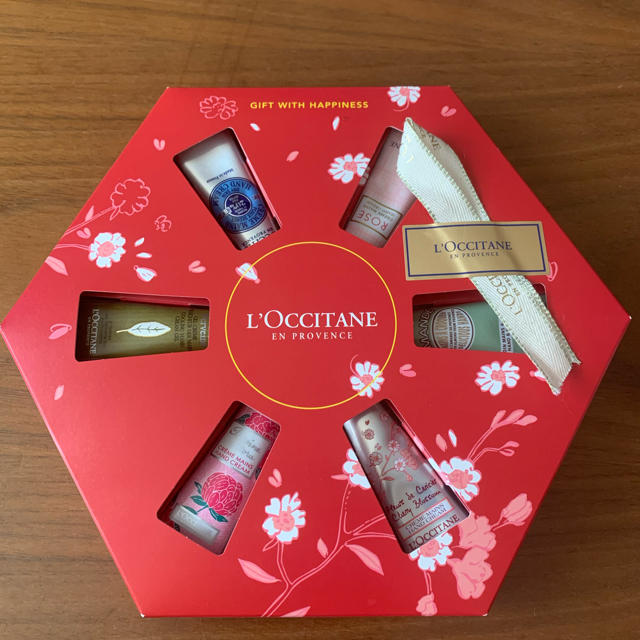 L'OCCITANE(ロクシタン)のロクシタン ハンドクリーム GIFT WITH HAPPINESS 未使用未開封 コスメ/美容のボディケア(ハンドクリーム)の商品写真