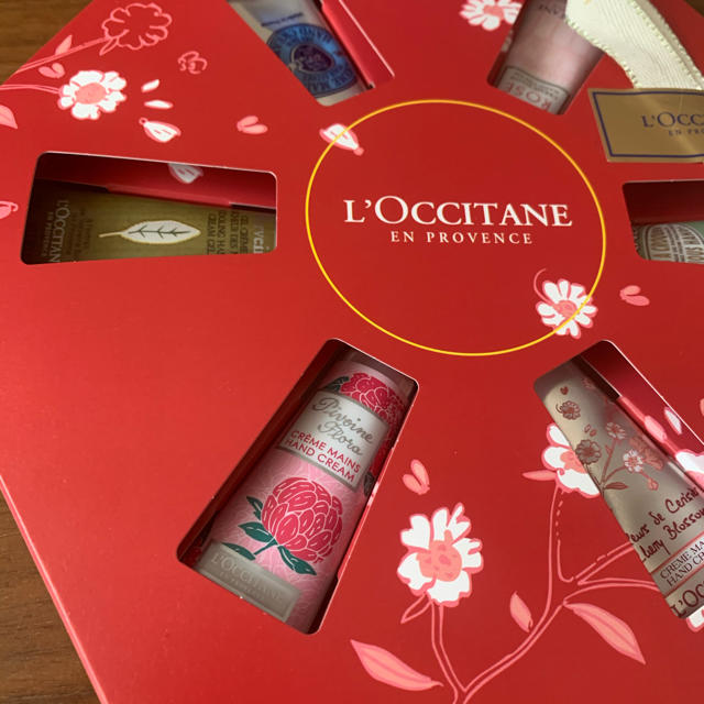 L'OCCITANE(ロクシタン)のロクシタン ハンドクリーム GIFT WITH HAPPINESS 未使用未開封 コスメ/美容のボディケア(ハンドクリーム)の商品写真