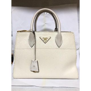 プラダ(PRADA)のホワイトのプラダバッグ(ショルダーバッグ)