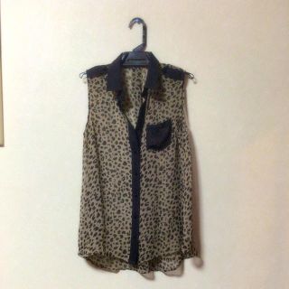 セシルマクビー(CECIL McBEE)のヒョウ柄ノースリーブシャツ(シャツ/ブラウス(半袖/袖なし))