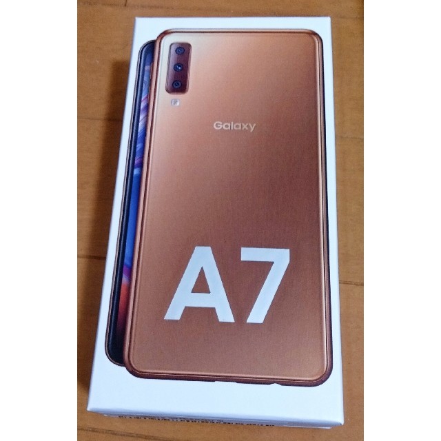 Galaxy(ギャラクシー)のGalaxy A7  ゴールド スマホ/家電/カメラのスマートフォン/携帯電話(スマートフォン本体)の商品写真