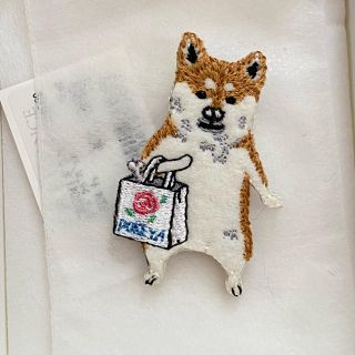 アッシュペーフランス(H.P.FRANCE)のポケファス　柴犬　お買い物ブローチ　アッシュペーフランス(ブローチ/コサージュ)