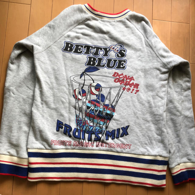 BETTY'S BLUE(ベティーズブルー)のBetty’s トレーナー レディースのトップス(トレーナー/スウェット)の商品写真