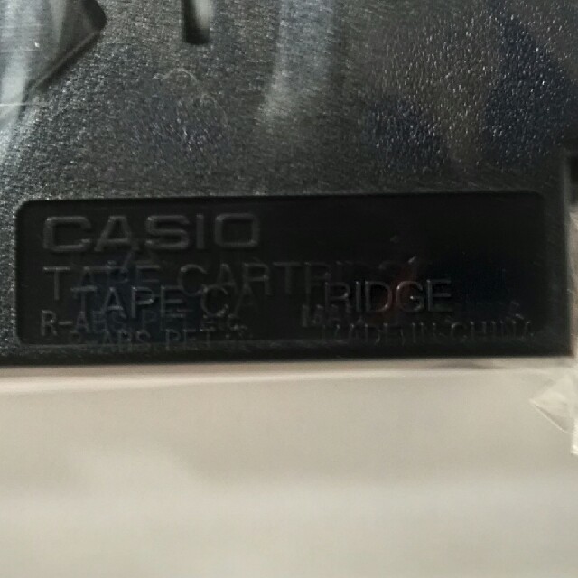 CASIO(カシオ)のCASIO ネームランド　XR-12WE　黒文字シロテープ12ミリ×２ インテリア/住まい/日用品のオフィス用品(オフィス用品一般)の商品写真