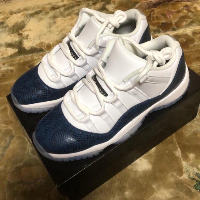 NIKE(ナイキ)の新品 Air Jordan 11 Low Snake Navy GS レディースの靴/シューズ(スニーカー)の商品写真