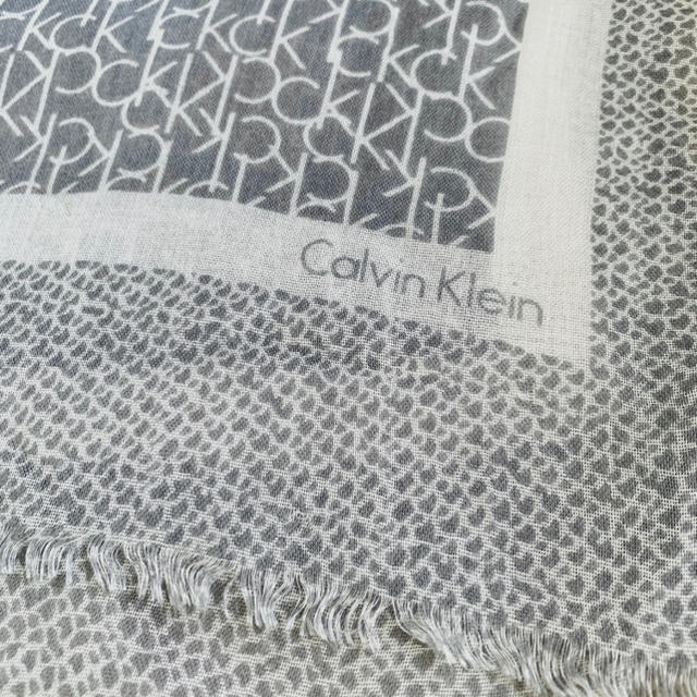 Calvin Klein(カルバンクライン)のCalvin Klein ロゴ ストール 大判 スカーフ グレー 白 レディースのファッション小物(ストール/パシュミナ)の商品写真