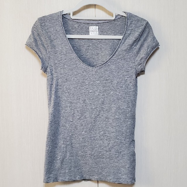 ZARA(ザラ)のZARA　グレー　Tシャツ　Vネック レディースのトップス(Tシャツ(半袖/袖なし))の商品写真