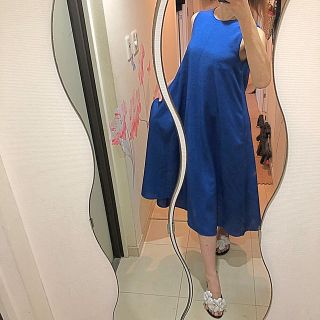 アズールバイマウジー(AZUL by moussy)のAZUL美しいマリンブルー　ストンと高級感ワンピース(ロングワンピース/マキシワンピース)