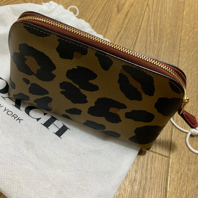 COACH(コーチ)のコーチ　ポーチ(レオパード柄) レディースのファッション小物(ポーチ)の商品写真