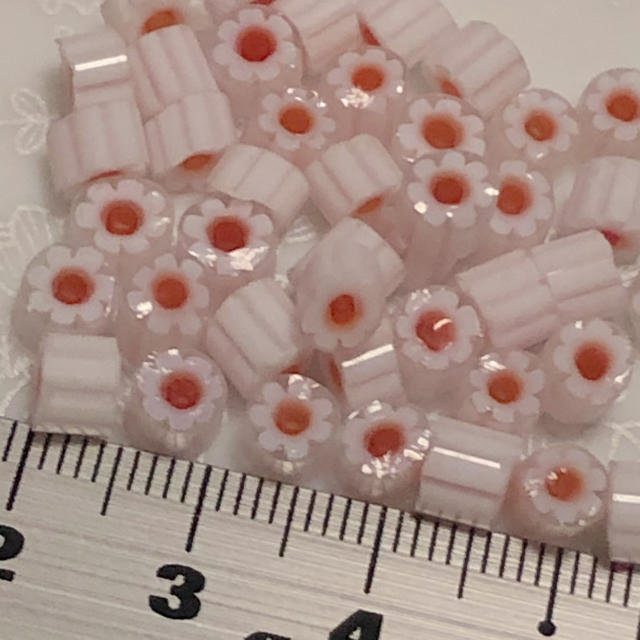 ミルフィオリ 50g  レッド花芯にホワイト 5〜6mm T54 ハンドメイドの素材/材料(各種パーツ)の商品写真